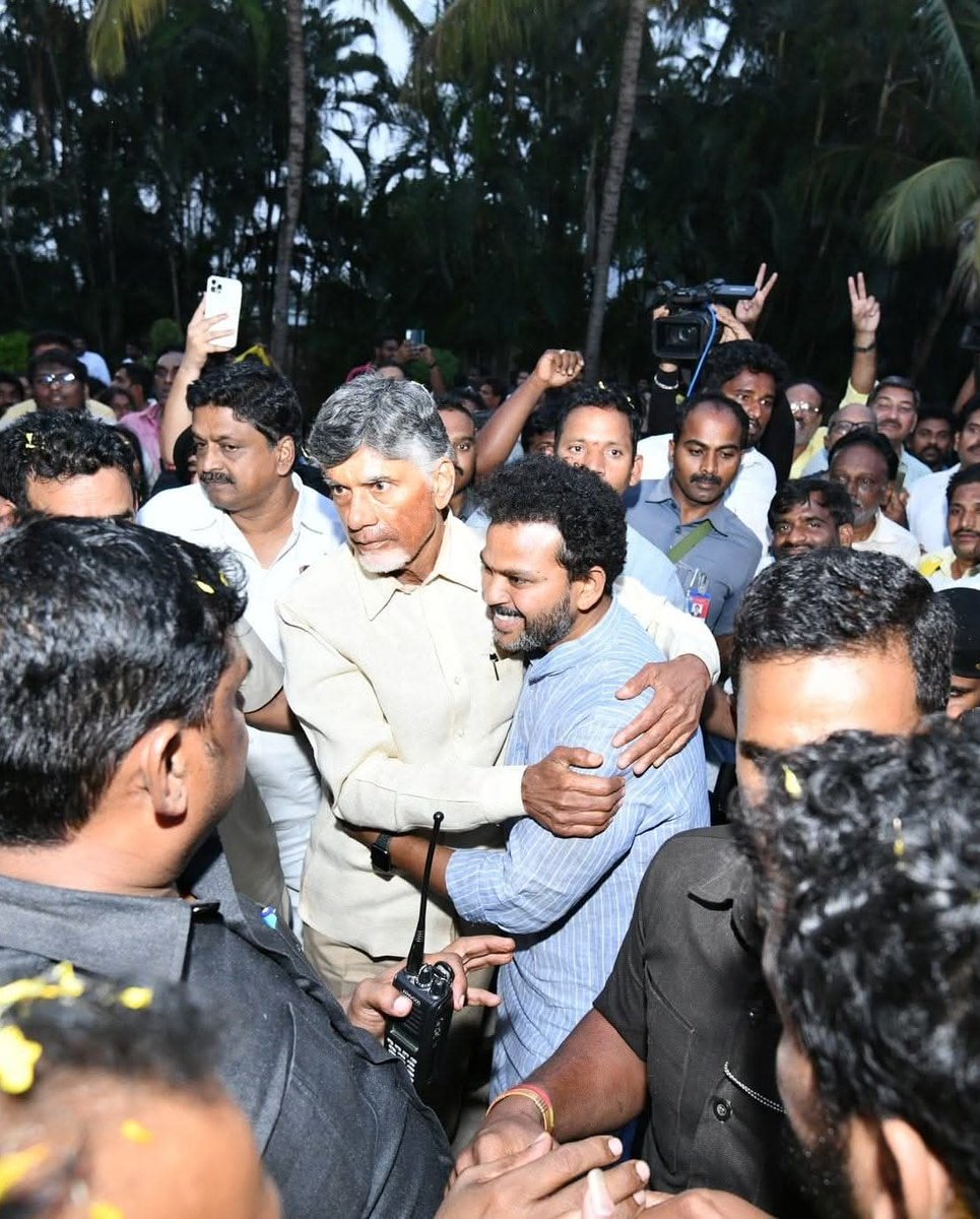 purushothammand's tweet photo. Happy birthday 🎂🎂 Union Minister of Civil Aviation Goverment of India @JaiTDP Powerful MP 💥💥💥
#sikkollu #Simham  @RamMNK 💐💐💐 @ncbn @naralokesh #HbdRamMohanNaidu  #RamMohanNaidu #kinjarapurammohannaidu  😍😍😍 https://t.co/9EVJjVFmJg