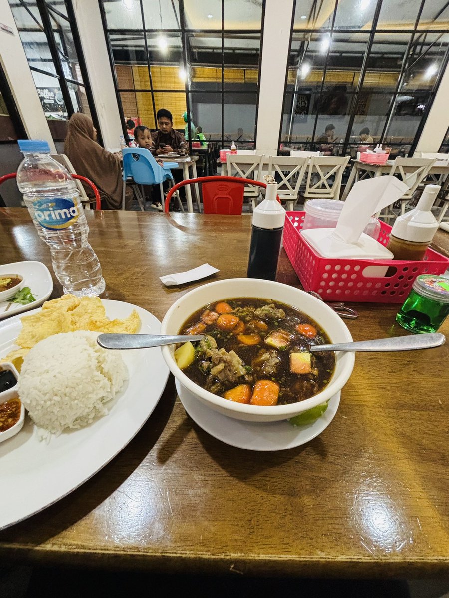 ArdiMksfeq's tweet photo. Makan di Kampoeng Kuliner dulu #makassar #gaymakassar #Antang https://t.co/3nZAhGqcuZ