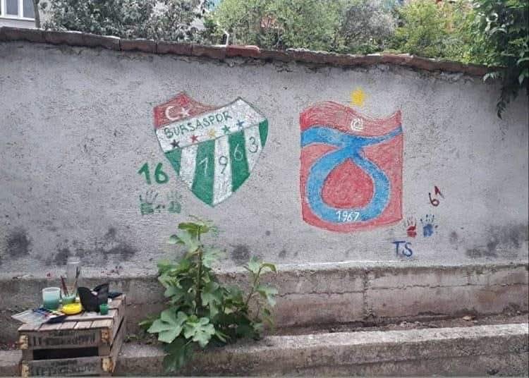 Trabzonsporlu taraftar gruplarından ortak açıklama: İhanet süreciyle şımartılan zagros farelerine karşı Bursaspor camiasının yanındayız! 

Renklerimiz: Kırmızı – Beyaz