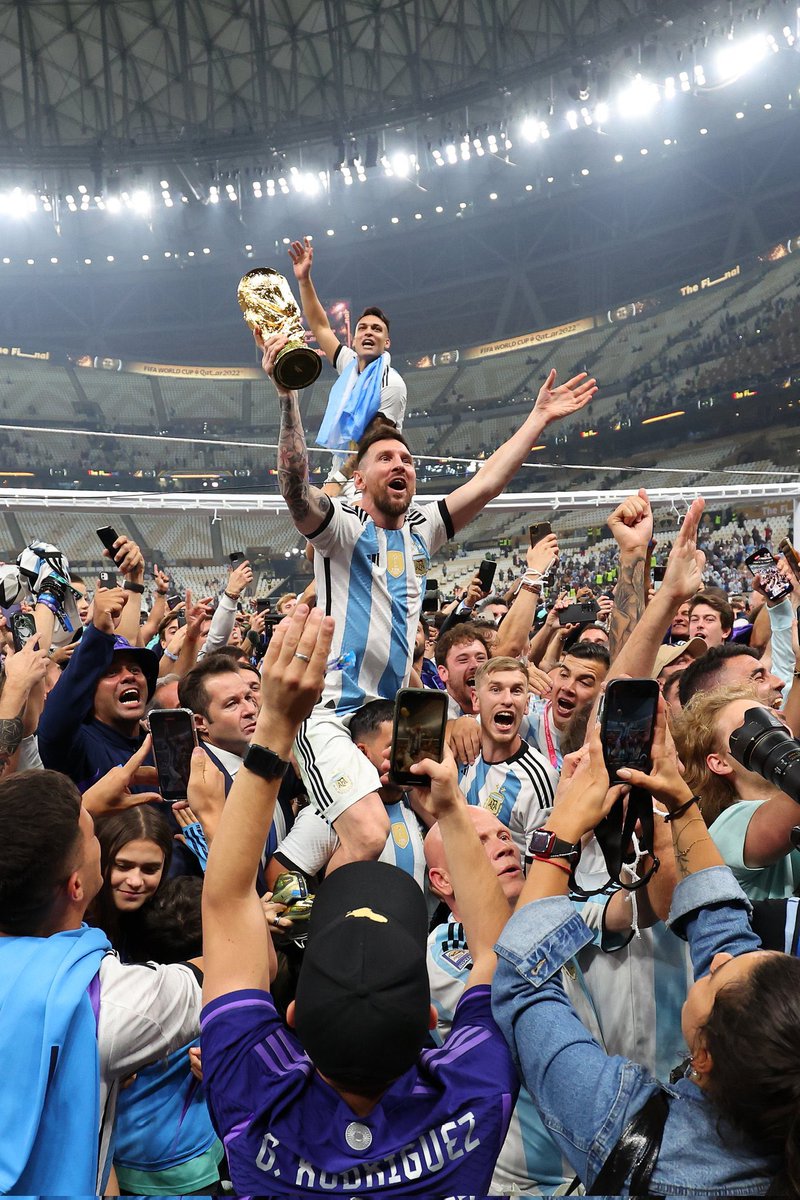 Lionel Messi. El único ser humano en ganar Mundial, Copa América, Juegos Olímpicos, Champions League, Mundial de Clubes y Balón de Oro.

Ese día completó el fútbol 🐐🇦🇷