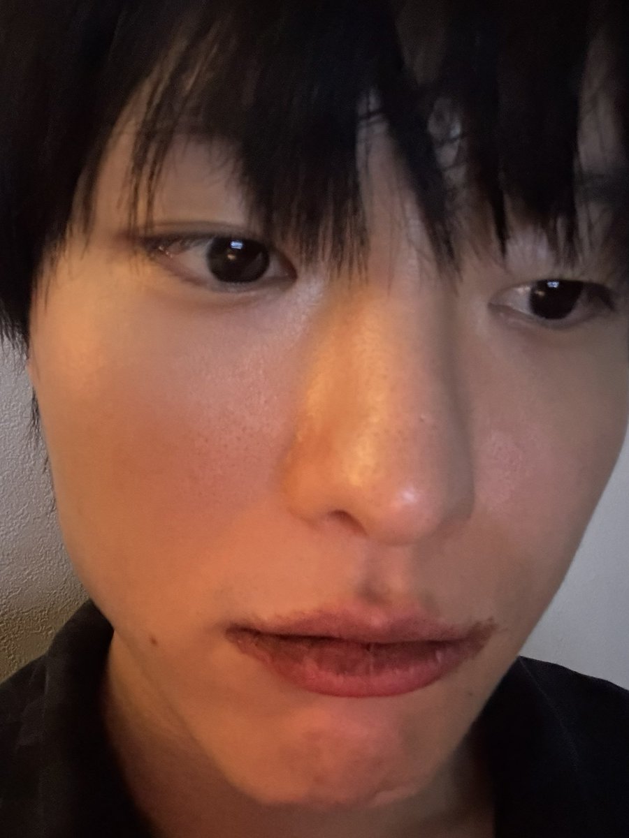 조승연 생딸기두바이쫀득쿠키 먹어봄

한줄평 : 먹다가 기침 나올거 같은 초코가루의 기침을 참고 깨문 딸기와의 조합은 처음 식감의 이질감을 느낄 수 있으나, 3번의 츄잉으로 밀려오는 딸기와 초코의 조합을 기다리면 퍼지는 미소와 놀라움으로 마지막 한입을 기다리게 하는데, 그 후 마지막 한입의