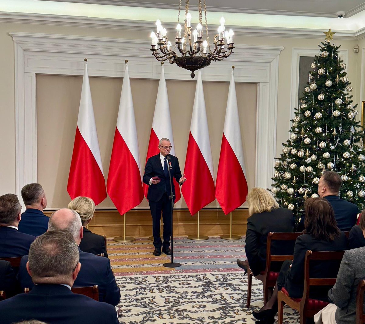 Bardzo dziękuję Prezydentowi <a href="/NawrockiKn/">Karol Nawrocki</a> oraz <a href="/ajedrzak/">Agnieszka Jędrzak</a>. Także za możliwość wygłoszenia kilku słów w imieniu odznaczonych. Traktuję to wyróżnienie przede wszystkim jako uznanie dla pracy i zaangażowania zespołów ambasad w Tel Awiwie i Waszyngtonie.