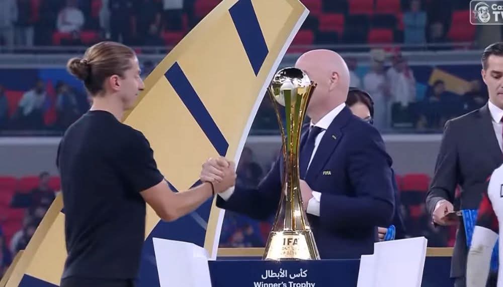 antinom's tweet image. Depois que o jogo acabou e o PSG foi campeão, meu avô soltou:

— Parabéns, Flamengo. O futebol brasileiro respira.

Fiquei sem entender e falei:

— Vô, o Flamengo é o de branco. Quem foi campeão foi o PSG.

Ele me olhou seriamente e respondeu:

— O que o Flamengo fez nos últimos…