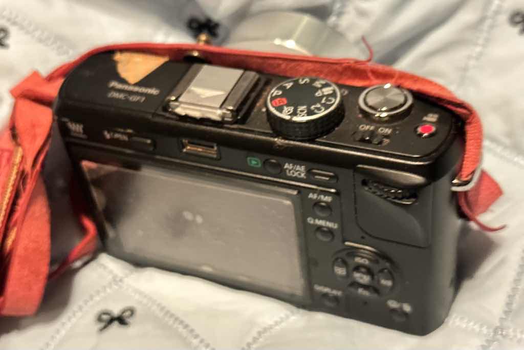 前にリポストしたイラストのカメラ、これかも。レンズのロックボタンの