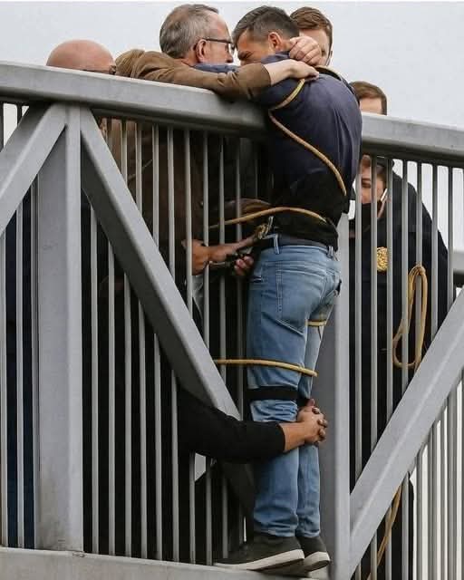 No ocurrió en un campo de batalla ni durante una catástrofe histórica. Ocurrió en una ciudad moderna, un día cualquiera, sobre un puente de Londres.

Un hombre estaba a punto de saltar.

No llevaba uniforme, no era una figura pública, no pasaría a los libros de historia. Era
