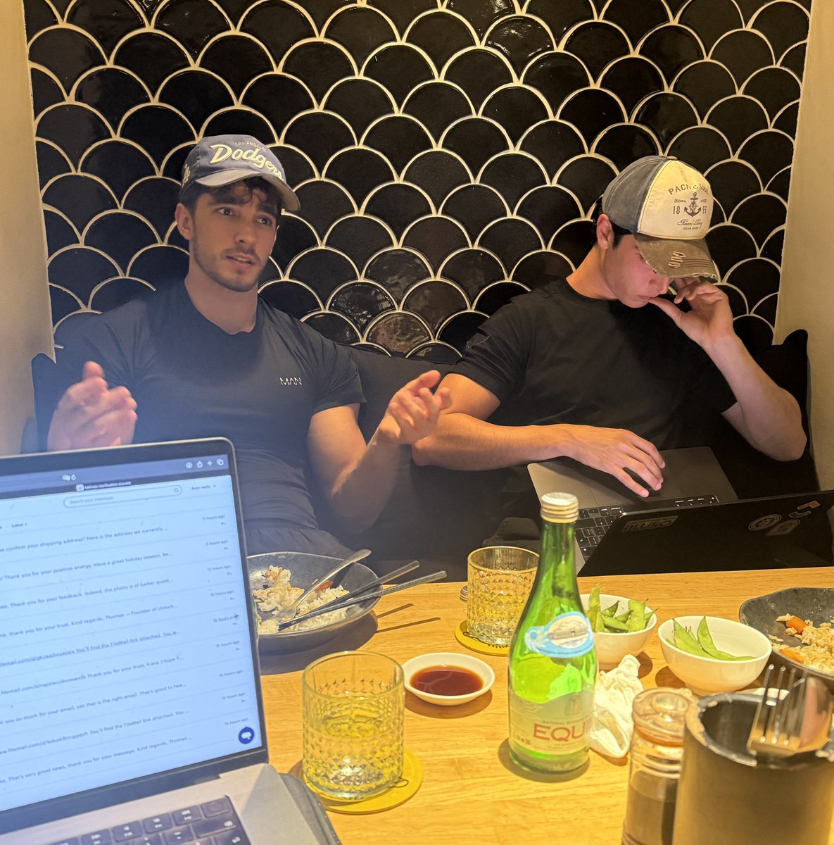 요즘 프리랜서로 일하고 있다면, 클라이언트가 누구와 일할지 선택하는 방식이 바뀌었다는 걸 느껴봤을 거예요… 아니면 저만 그렇게 느끼는 걸까요?
예전처럼 간단했던 것처럼...
- 포트폴리오를 보여주세요.
-