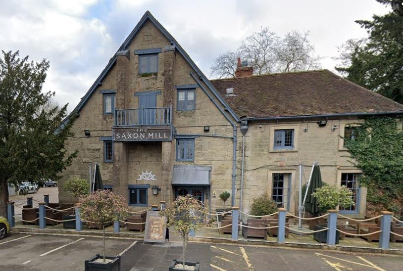 Warwick pub forced to close today after burst pipe causes flooding trib.al/xLjdFrn