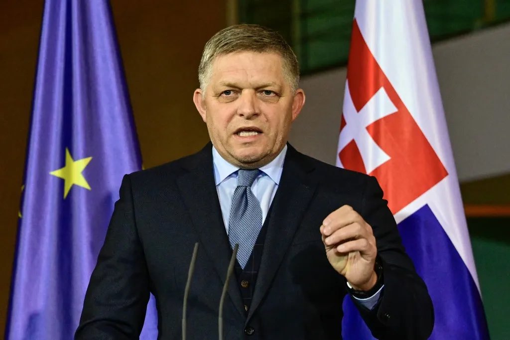 SlavicNetworks's tweet image. 🚨🇸🇰🔥 BREAKING | ROBERT FICO DECLARES OPEN WAR ON BRUSSELS: “THIS HAS NOTHING TO DO WITH DEMOCRACY” 🚨

Slovak Prime Minister Robert Fico has crossed a line Brussels hoped no leader would cross — openly and publicly.

In a sweeping and explosive statement, Fico accused the…