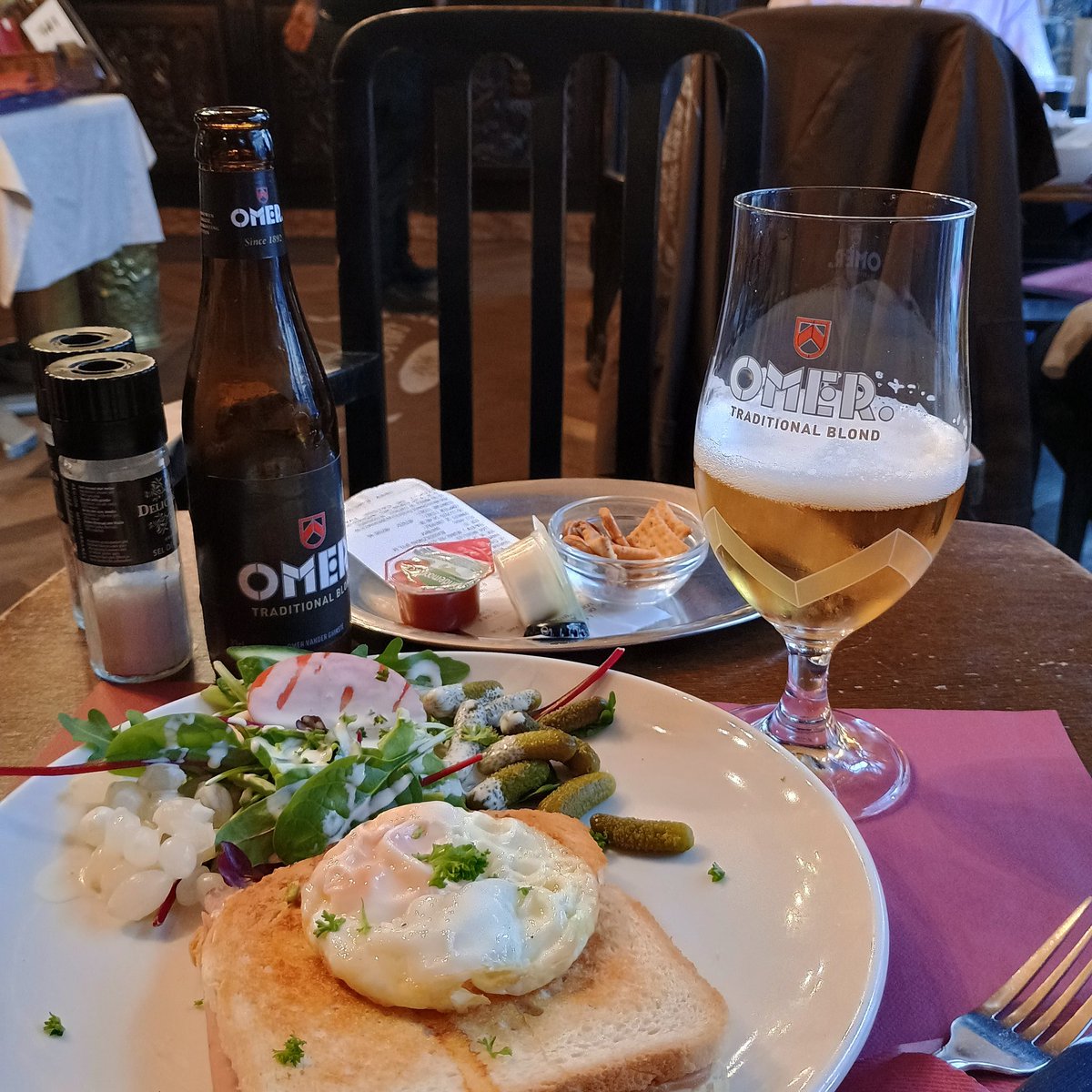 Much enjoying this underappreciated classic blonde from <a href="/OmerVDG/">Omer Vander Ghinste</a> in Le Cirio. Makes for a lovely combination with a croque madame. The copious pickles on the side offset the clean, fragrant notes of the beer. #Brussels #belgianbeer