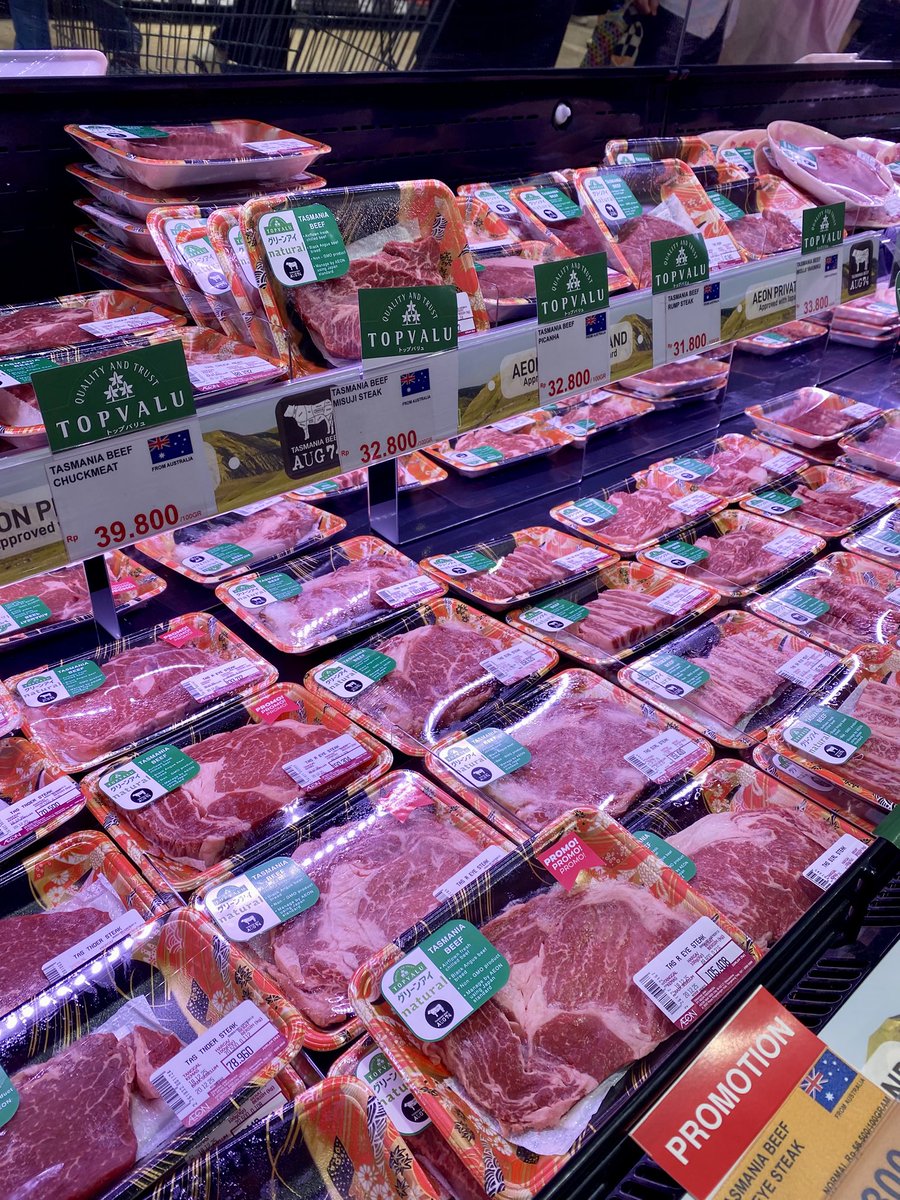 yusriltamam's tweet photo. halllo kompetitor (AEON supermarket) welcome to surabaya 😁👍 https://t.co/pjsZ8GqihN