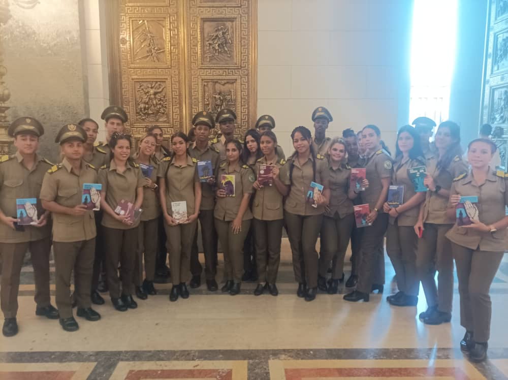 📚 Menos bombas, más libros

Cientos de jóvenes cubanos participaron en el lanzamiento en Cuba de la iniciativa “25 para el 25: para que los jóvenes lean”, promovida por la presidenta de México, Claudia Sheinbaum Pardo, 

📖✨ América Latina se lee, se piensa y se construye.