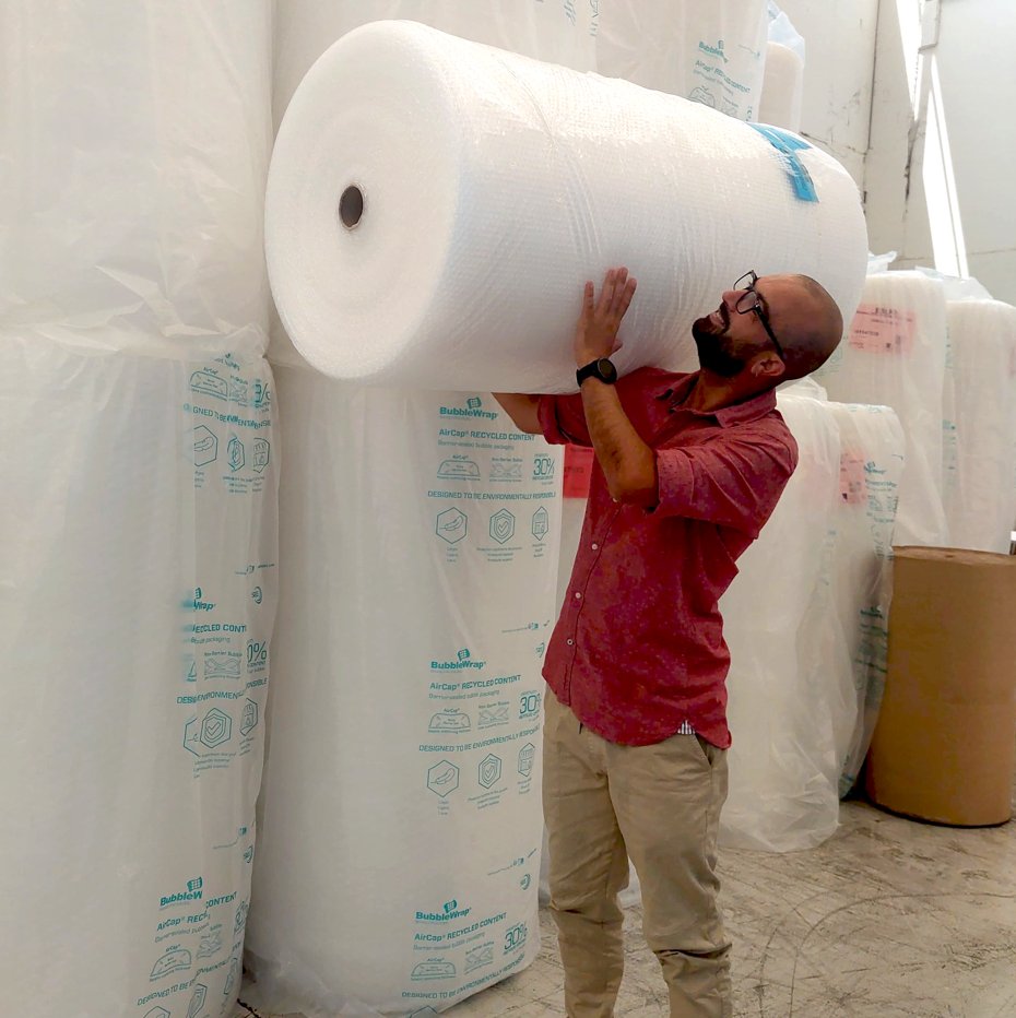 MPascualBa's tweet photo. ¿Sabías que el plástico de burbujas fue creado con la idea de decorar paredes como papel tapiz?

Nno tuvo éxito en ese mercado… ¡pero la historia no terminó ahí! Años después, se reinventó como material de embalaje, y hoy es uno de los más populares en todo el mundo.📦
#embalaje https://t.co/CWhwyIeo3A