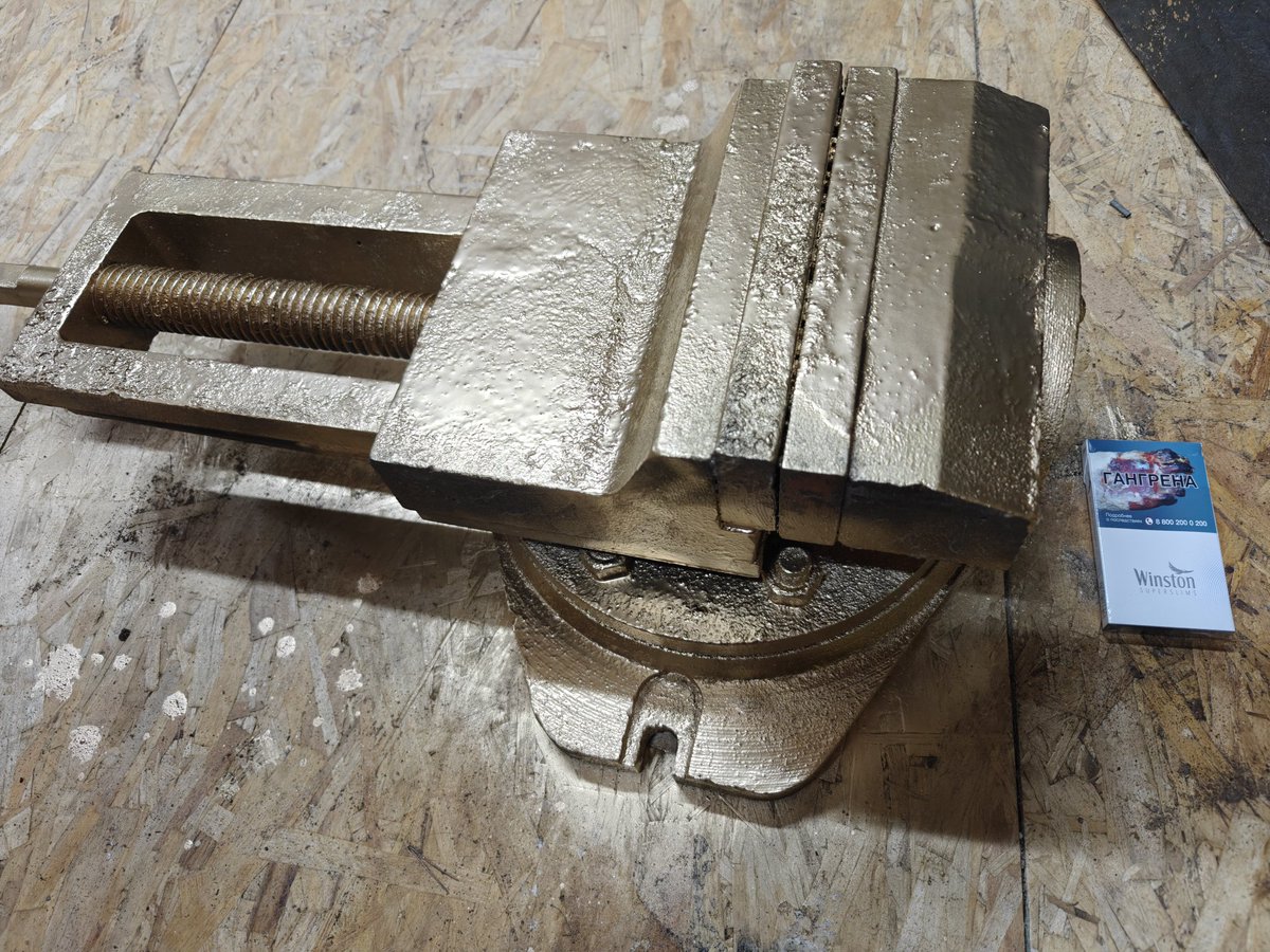 brogramma's tweet image. По моему, это очень смешно, я восстановил тиски, сначала антиржавчина, потом шлифовал, а потом взял прикололся и покрыл эмалью под золото, эмаль kudo, это пародия на унитазы. Не знаю, мне очень смешно.