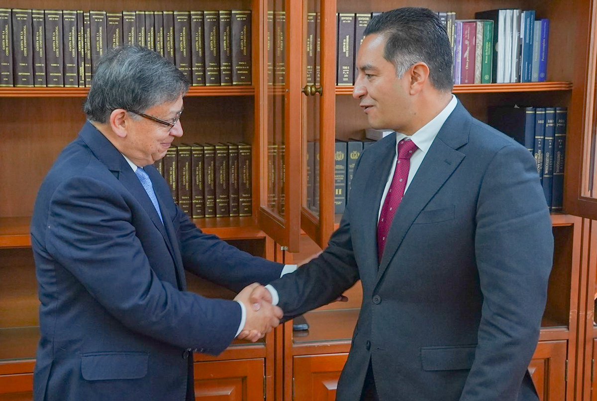 MinjusticiaCo's tweet image. #AgendaAlDía | El presidente de la @CConstitucional, magistrado Jorge Enrique Ibáñez, recibió en visita protocolaria al ministro de Justicia (e), Andrés Idárraga (@Aidarragaf), en el Palacio de Justicia.

El encuentro se desarrolló en un marco de articulación institucional,…