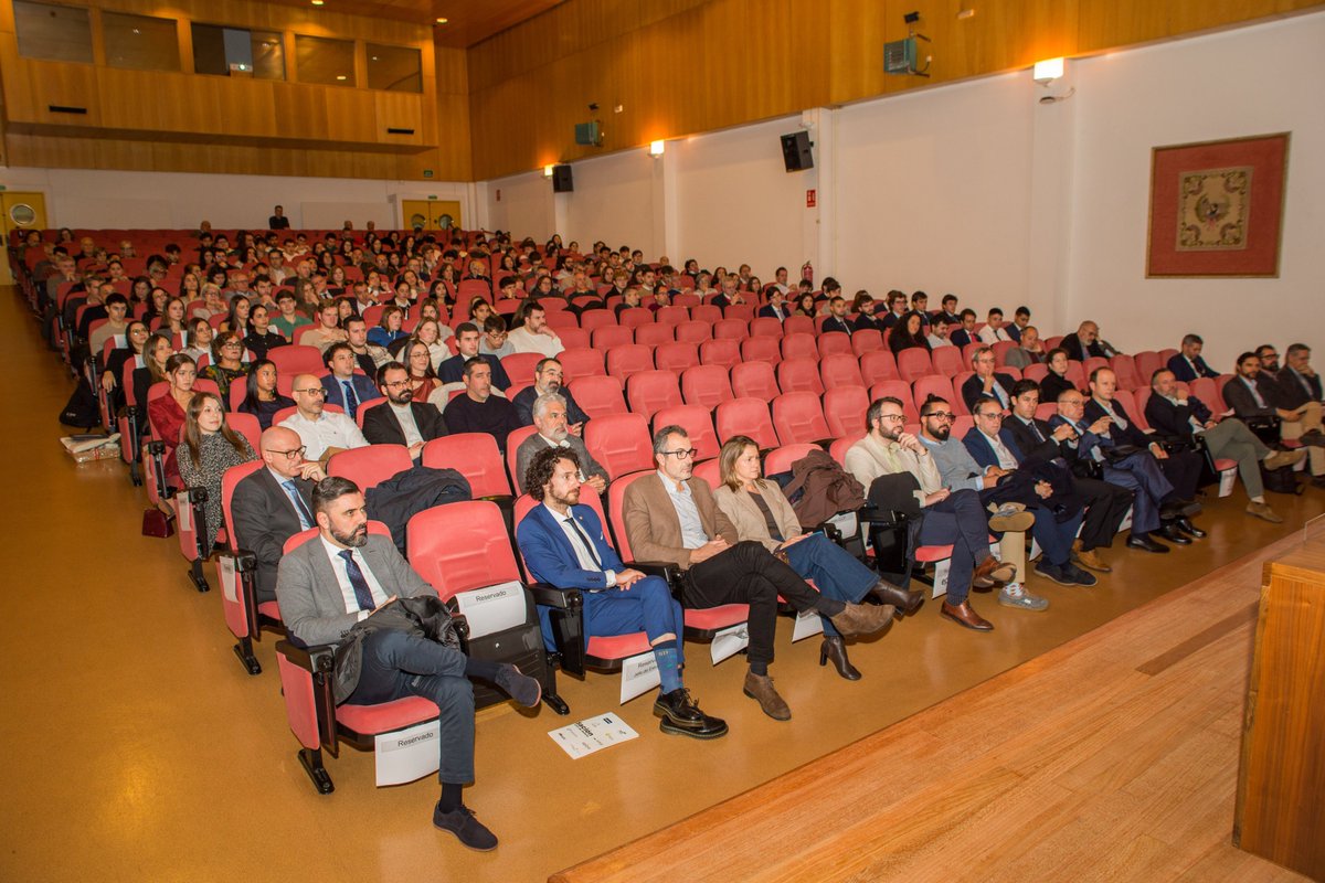 Caminos_UDC's tweet photo. 🎓📷✨O 12/12 celebramos a graduación na ETSICCP da UDC: unha tarde de emoción, aplausos e moitas fotos para lembrar. Este ano foi máis especial porque contamos co programa Espazo Compartido da UDC na celebración. Parabéns as persoas graduadas e moita sorte no que vén! 📷#ETSICCP https://t.co/8OroOP3o8n