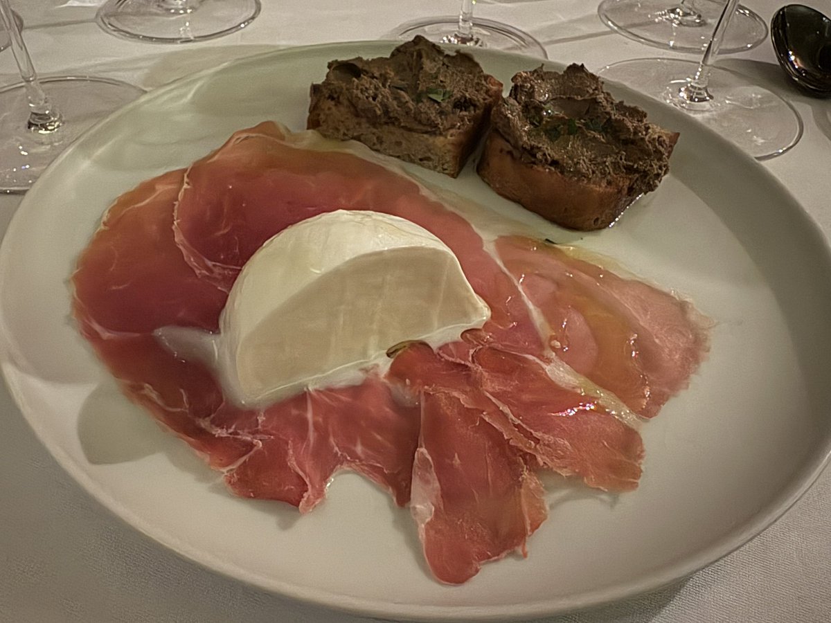 into_wines0531's tweet photo. 🇮🇹Osteria Splendido（広尾）

第12回肉祭り、キアニーナ牛！見た目とてもレアだけど、食べるとすんなり口に馴染む。貴重な肉の輸入大変ありがたい😦

そしてブッファラと生ハムの組み合わせが最高

なんで今日木曜なんだよ…って思ったけど、そうだ本来金曜だったのに木曜に変えてもら���たんだったw https://t.co/677lj7qcFj