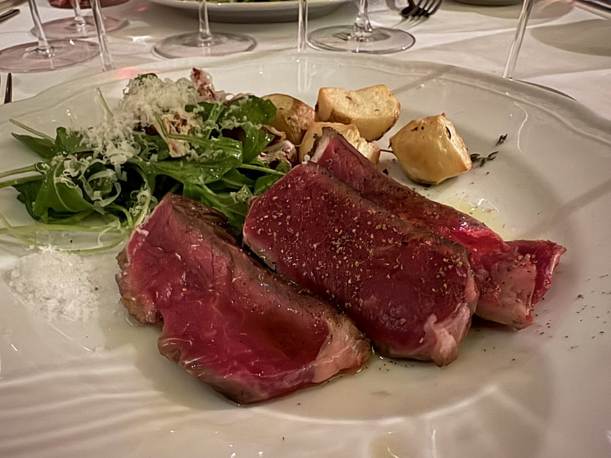 into_wines0531's tweet photo. 🇮🇹Osteria Splendido（広尾）

第12回肉祭り、キアニーナ牛！見た目とてもレアだけど、食べるとすんなり口に馴染む。貴重な肉の輸入大変ありがたい😦

そしてブッファラと生ハムの組み合わせが最高

なんで今日木曜なんだよ…って思ったけど、そうだ本来金曜だったのに木曜に変えてもら���たんだったw https://t.co/677lj7qcFj