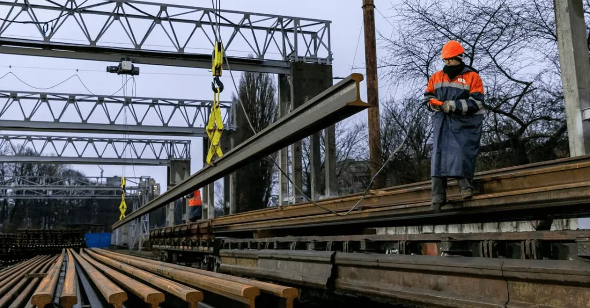 InsiderRail's tweet photo. 🛤️ JSC Ukrainian Railways (Ukrzaliznytsia) has presented its track infrastructure renewal plan for 2026–2028. The total demand for track superstructure materials alone in 2026 is estimated at UAH 7.62 billion. Track repairs are planned on 504.6 km of railway lines.

More than 70% of the track superstructure budget is allocated to 10 key items (around UAH 5.8 billion). The largest expenditure categories include:
🔸R65 rails: 50,406 tonnes worth UAH 3.46 billion;
🔸Elastic rail fastenings: over 1.3 million sets valued at UAH 1 billion;
🔸Turnouts: 257 sets worth UAH 750.9 million.

The key priority for the track facilities sector in 2026 will be capital overhaul of tracks and turnouts. The following targets are planned:
🔸Capital track repairs: 504.6 km, which is 88.5 km more than planned for 2025;
🔸Capital overhaul of turnouts: 358 sets, up by 91 sets year-on-year;
🔸Replacement of rails with new ones on previously rehabilitated sections: 120.0 km of track;
🔸Stations reconstruction with turnout replacement: 28 new turnout sets to be installed.