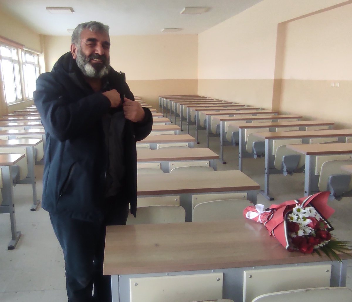 Rojinin üniversitede 3 gün oturabildiği sıra ve masası.
Suistimali olan hiçbir şahıs görevden alınmadı.
#RojinİçinAdalet