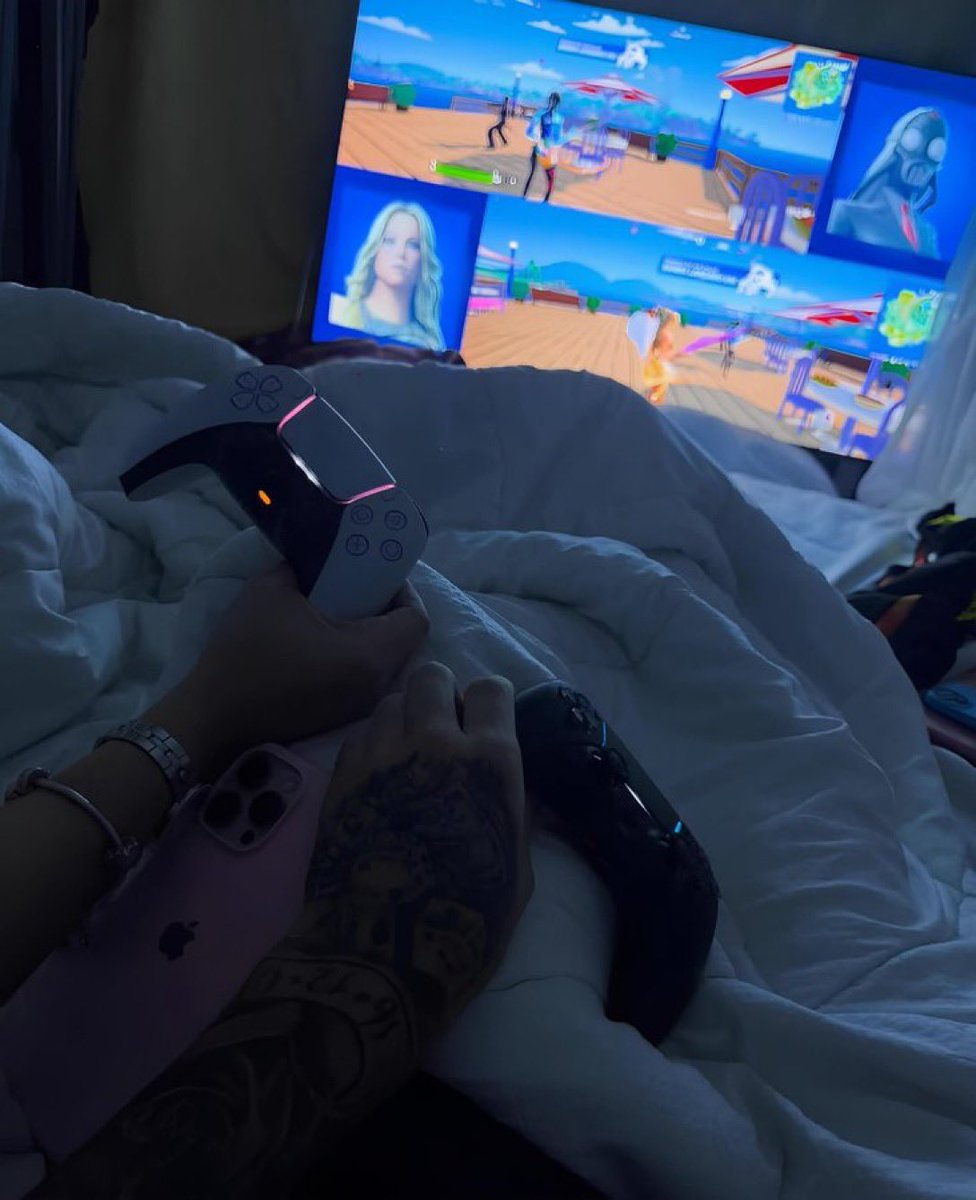 upshine3's tweet image. Better than going to parties 🥹