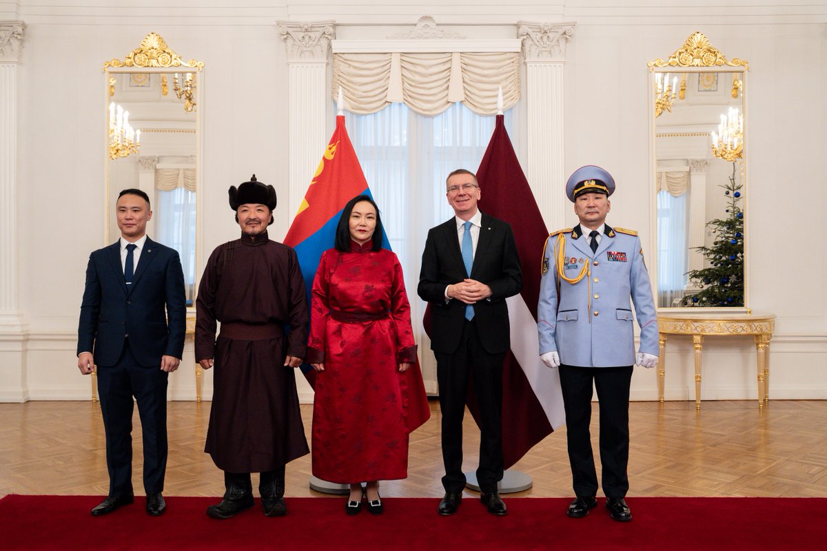 Монгол Улсаас Бүгд Найрамдах Латви Улсад хавсран суух Онц бөгөөд Бүрэн эрхт Элчин сайд Н.Оюундарь 2025 оны 12 дугаар сарын 18-ны өдөр тус улсын Ерөнхийлөгч Едгарс Ринкевичс-т Итгэмжлэх жуух бичиг /ИЖБ/-ээ өргөн барив.

Итгэмжлэх жуух бичиг барих ёслолын үеэр Элчин сайд Н.Оюундарь