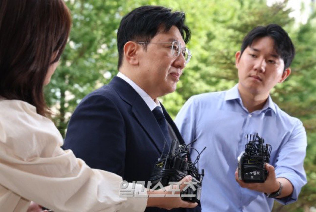 iseauseamee's tweet photo. Since yall only focus on the plagiarism issue, just a reminder that the police is finalizing the application for an arrest warrant Bang Si Hyuk. He is going to jail soon, don’t let anyone bury this. https://t.co/H17yXKDsvQ