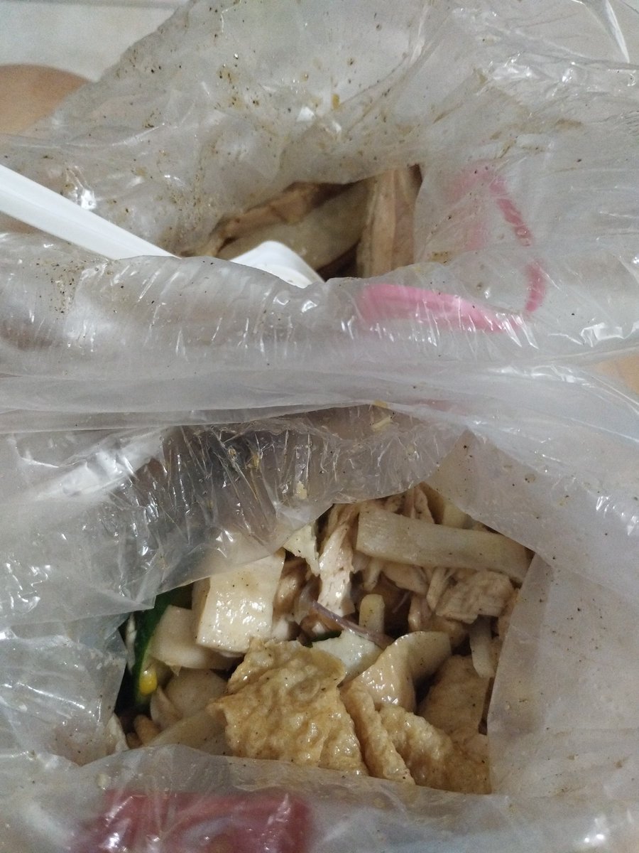 超級貴的鹹水雞，但是好好吃ㄛ👉🏻👈🏻
你們覺得這樣多少正常，一袋混合一袋雞腿小份 https://t.co/DKswZs0trF