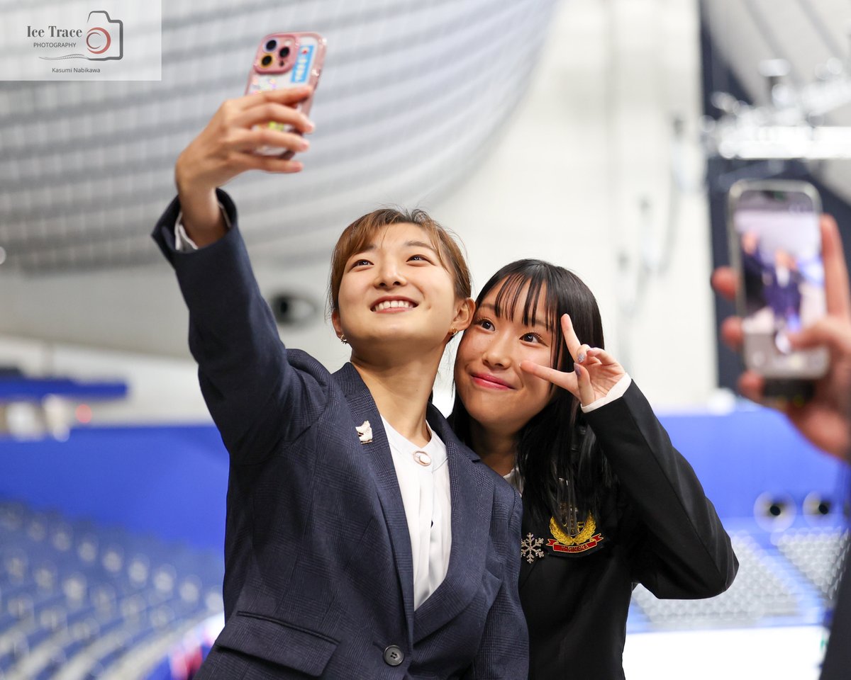 icetracecom's tweet photo. 開会式後、たくさんの選手とツーショット写真を撮っていた坂本選手。
三原選手とのツーショットはこちらも特別な気持ちにな���ます。
#坂本花織
#KaoriSAKAMOTO
#三原舞依
#MaiMIHARA
#全日本フィギュア2025 https://t.co/O10G9Bhfy8