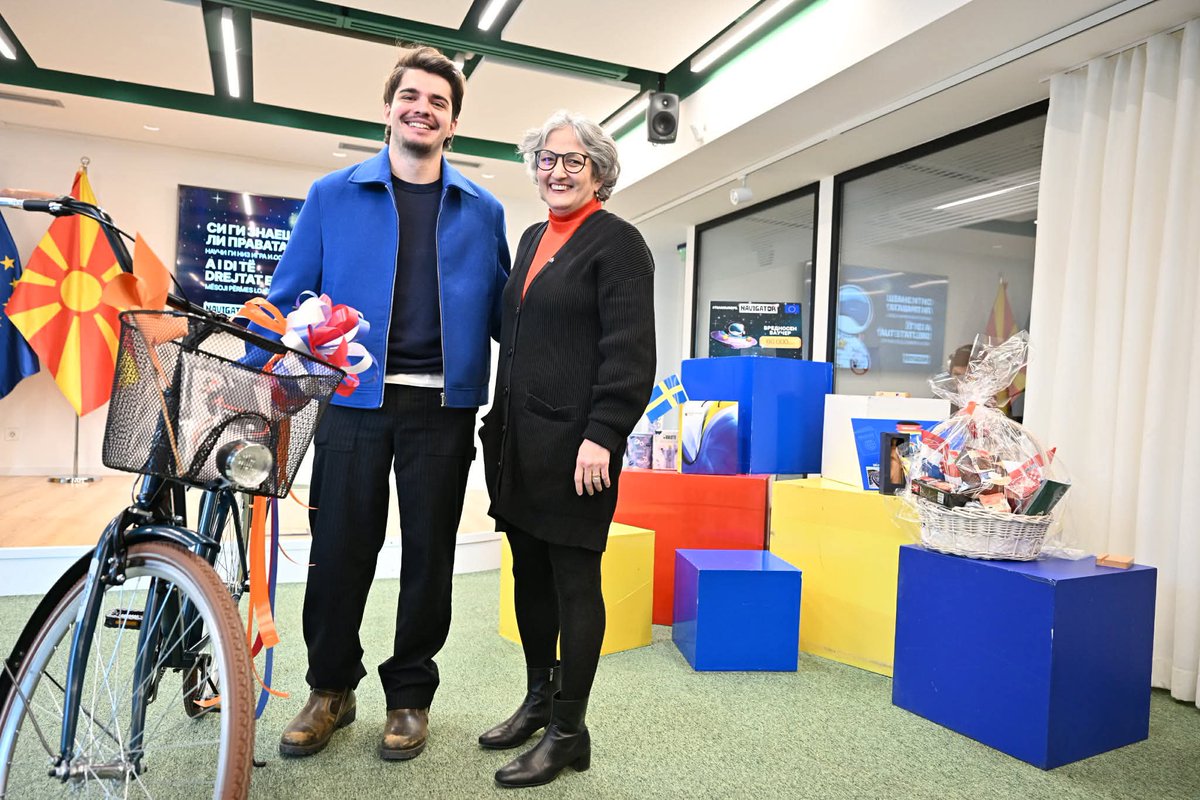 NLinSkopje's tweet photo. The Amsterdam bike successfully navigated to its new owner Teo Svinarski, one of the winners of Navigator 2.0 organised by the Europe House Skopje. Congratulations and many happy rides! 🚲 ⭐️ 🙌 
#NLinMK #WeShineTogether #natochak https://t.co/UJteZwrEv4