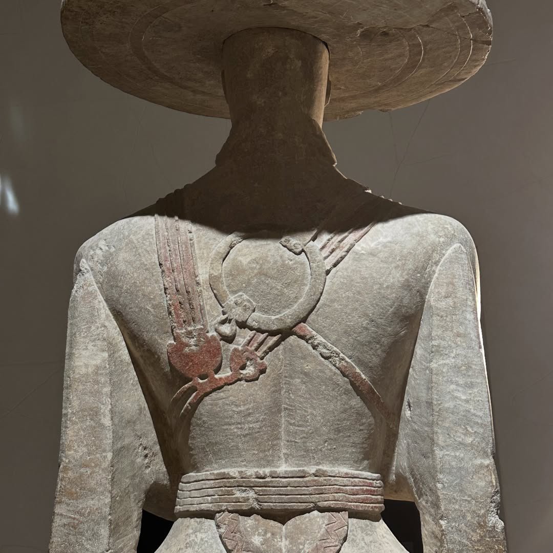 Il guerriero di #Capestrano, capolavoro della statuaria italica di VI secolo a.C L’iscrizione in Paleo-Sabellico, una lingua dell’Italia centrale arcaica recita: MA KUPRí KORAM OPSÚT ANI{NI}S RAKINELIS POMP? [ÚNE]I = me, bella statua, fece Aninis Rakinelis per Pompuneo