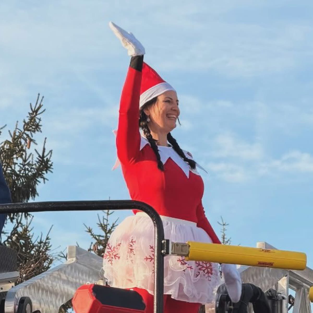 JaDigga33's tweet photo. Pennell Elementary in Aston was visited by their very own life-sized elf on a shelf Elfadino! Principal Palladino welcomes the students to school with the help of the Aston Fire Department. @MikeFOX29 @AlexHolleyFOX29 @KarenFox29 #fox29goodday https://t.co/lLeZ3xpqzd