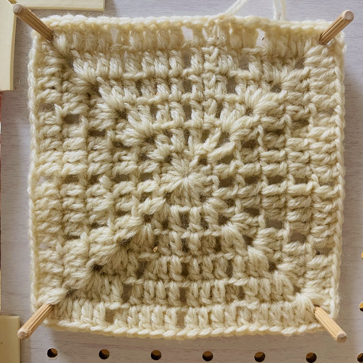 ami_note_'s tweet image. #かぎ針編みアドベント2025 

𝐃𝐚𝐲7かがやき(在庫糸ミルキーベビーとか)
𝐃𝐚𝐲8こもれび(ひつじちゃんナチュラル中細２本取り)

ひつじちゃん、獣毛臭が気になってちょっと凹んだ

やっぱり編んでる時の手触り良い方がモチベも上がるねー