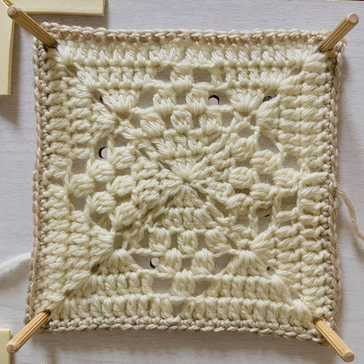 ami_note_'s tweet image. #かぎ針編みアドベント2025 

𝐃𝐚𝐲7かがやき(在庫糸ミルキーベビーとか)
𝐃𝐚𝐲8こもれび(ひつじちゃんナチュラル中細２本取り)

ひつじちゃん、獣毛臭が気になってちょっと凹んだ

やっぱり編んでる時の手触り良い方がモチベも上がるねー