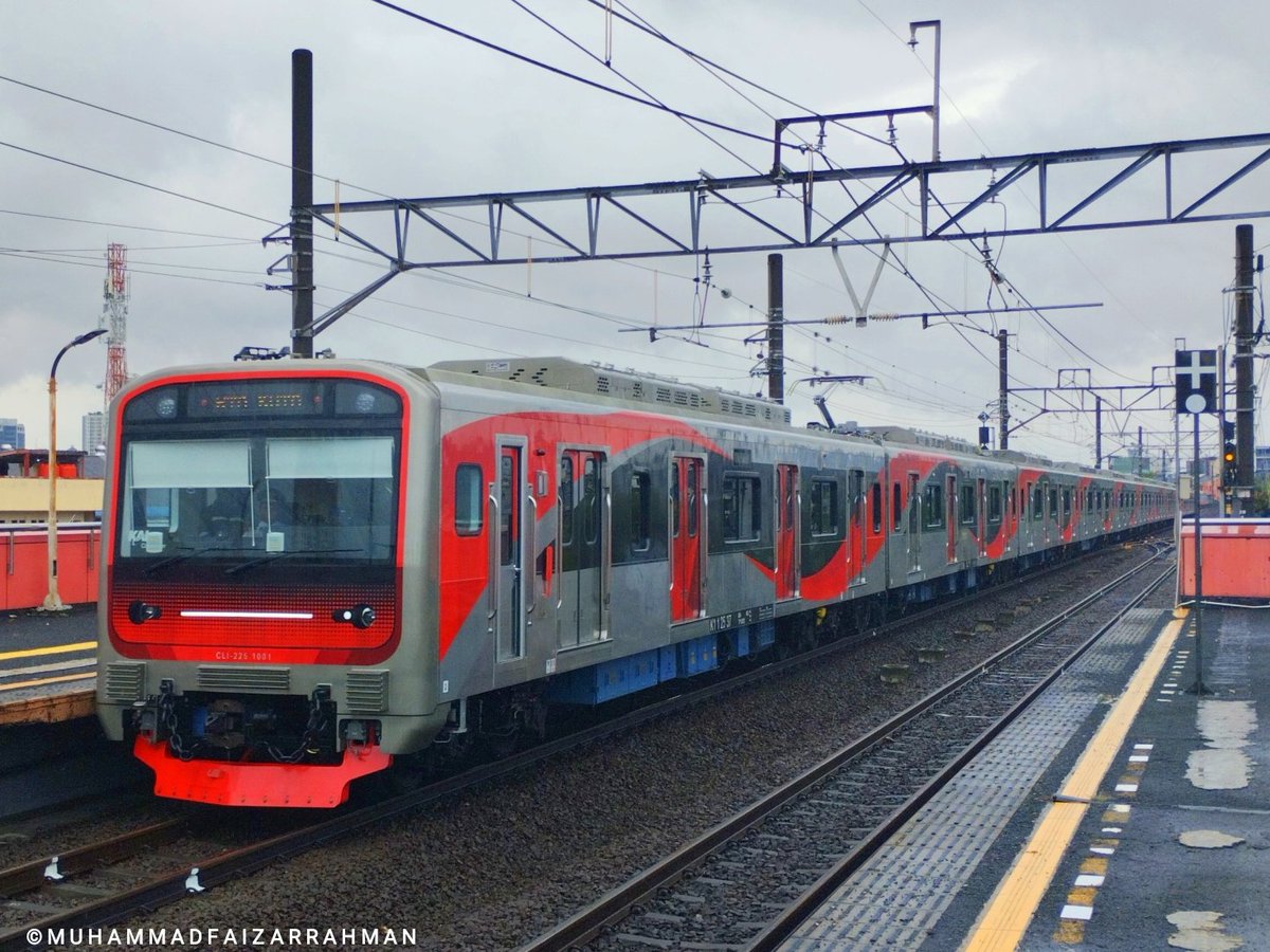 yoasobiloved's tweet photo. 乗客サービス頑張ってね
#cli225 #ie305 #krlinka #ptinka https://t.co/SDmrnnzLst