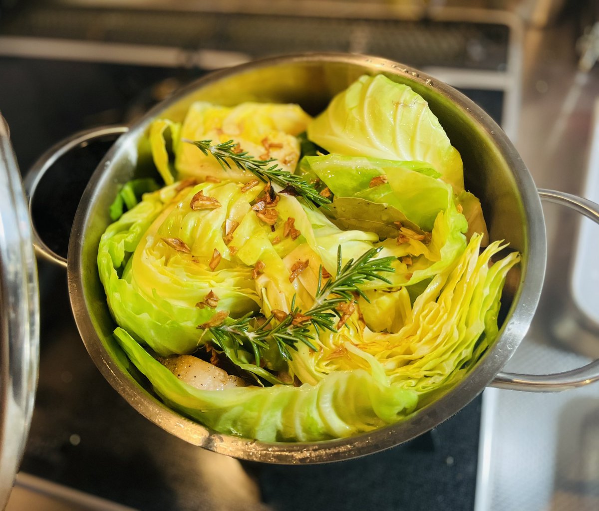 ポトフ

白ワインベースの香草2種

野菜等は最初に焼き色付けてからの煮込み