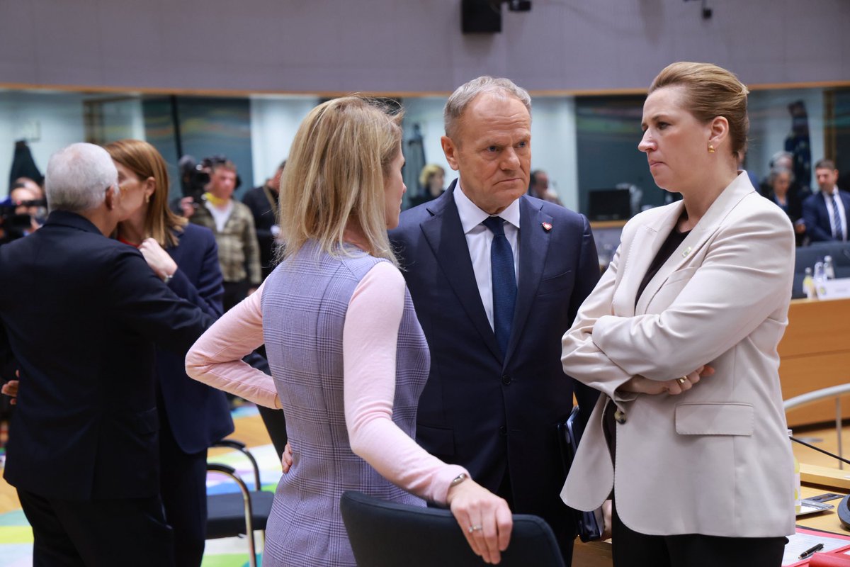 Dlaczego na każdym zdjęciu Donald Tusk wygląda jakby podchodził do rozmawiających polityków i im przeszkadzał?