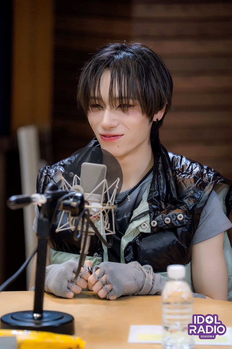 i have a suspicion idol radio staff fell in love with lovies bc these photos??? are everything