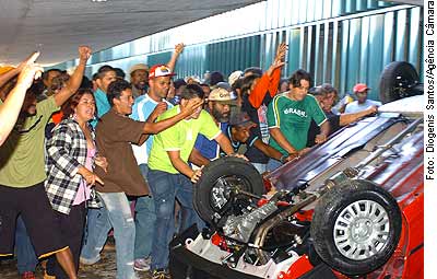 MafinhaBarba's tweet image. Isso aqui é quando o MST incendiou um ministerio e antes nos anos 2000 quando o PT jogou ate um carro dentro.