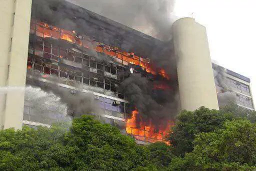 MafinhaBarba's tweet image. Isso aqui é quando o MST incendiou um ministerio e antes nos anos 2000 quando o PT jogou ate um carro dentro.