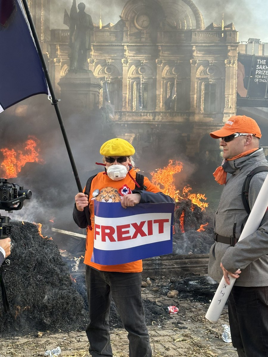 f_philippot's tweet photo. BRUXELLES EST EN FEU pour nos paysans et pour le Frexit ! https://t.co/K0WnDZAT6w