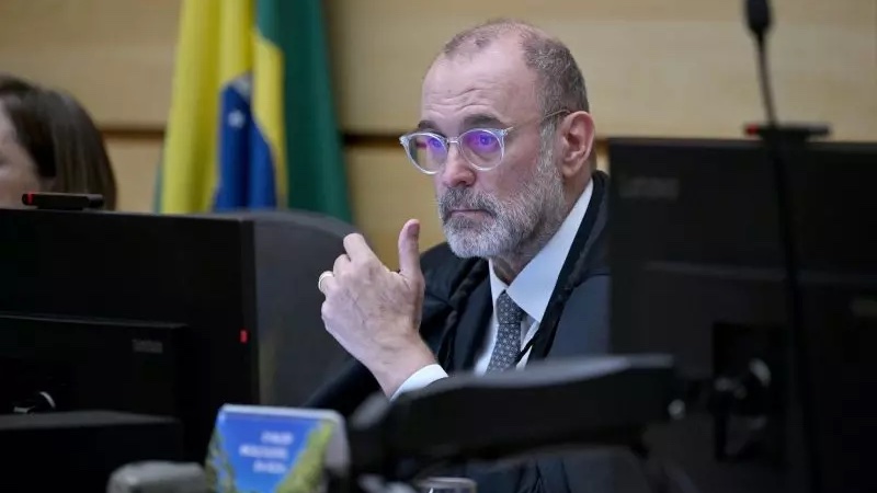 caiocezarfp's tweet photo. Mudar de direção e acelerar o passo ao ver a polícia não autoriza a busca pessoal. Foi o que decidiu o ministro Sebastião Reis Júnior em 28.11.2025 no HC 1.025.280.
Ao contrário do que se divulga, o STJ - ainda - não mudou a sua jurisprudência sobre o assunto, havendo apenas disputas internas entre os entendimentos dos ministros das Turmas Criminais, gerando maiorias eventuais em casos específicos.