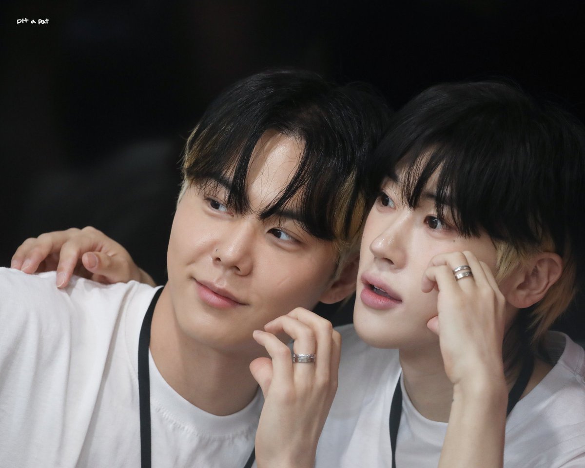 나 진짜 이 커플머리를 내 두눈으로 못본게
너무 억울함;;;
나 왜 이때 준성호몰랏냐 인생헛살았음 진쯔
지금 갤러리에 이준성 생카 투샷만 오천장 보유증인 여성이되…