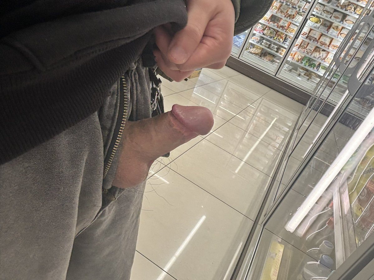 roshutuman's tweet photo. 寒いので、コンビニで軽く露出してきたよー https://t.co/2GEQC6nQRM