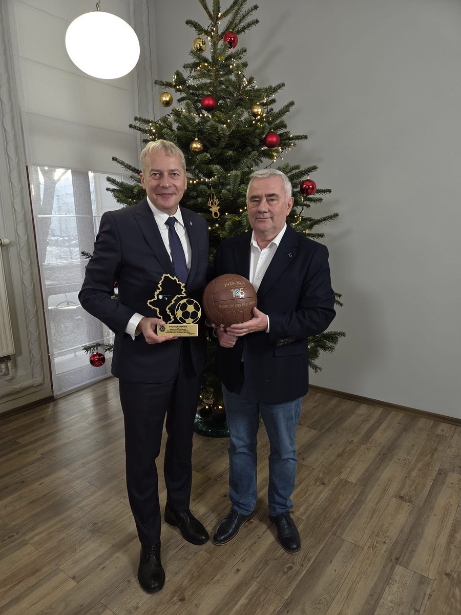 Prezes Śląskiego ZPN Henryk Kula odwiedził dziś Wojciecha Saługę - Marszałka Województwa Śląskiego i wręczył medal nr 1 z limitowanej serii z okazji 105-lecia Śląskiego Związku Piłki Nożnej wraz z podziękowaniami za wspieranie śląskiej piłki nożnej i pomoc w jej rozwoju 🏅