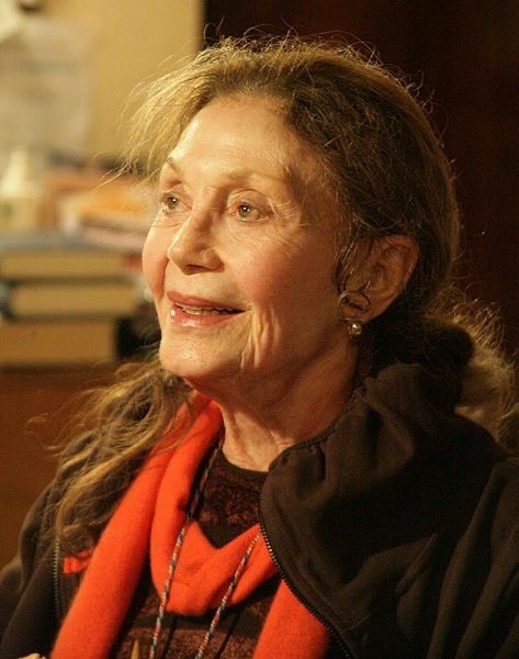 Görgüyle büyüyen insan asla şımarmaz. Ayıp bilir, edep bilir. Buna da eskiler 'Asil azmaz , bal kokmaz' derler.

Yıldız Kenter