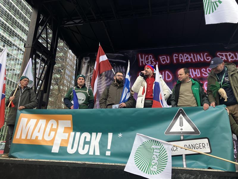 [Manif agricole à Bruxelles]

Notre journaliste est sur le terrain, suivez les dernières infos en cliquant ici : terres-et-territoires.com/agriculture/ma…

#agriculteursencolère #mercosur #manifbruxelles