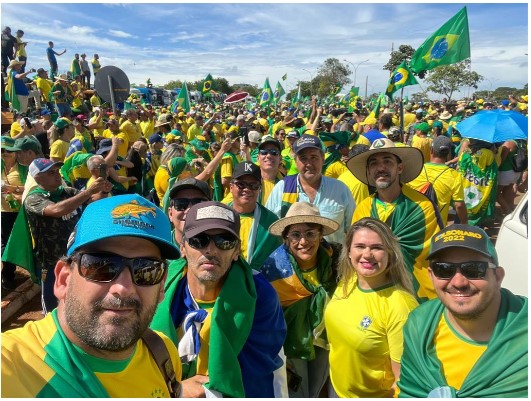 Estamos juntos com <a href="/FlavioBolsonaro/">Flávio Bolsonaro</a> ! #Brasilacimadetudo! Somos muitos!