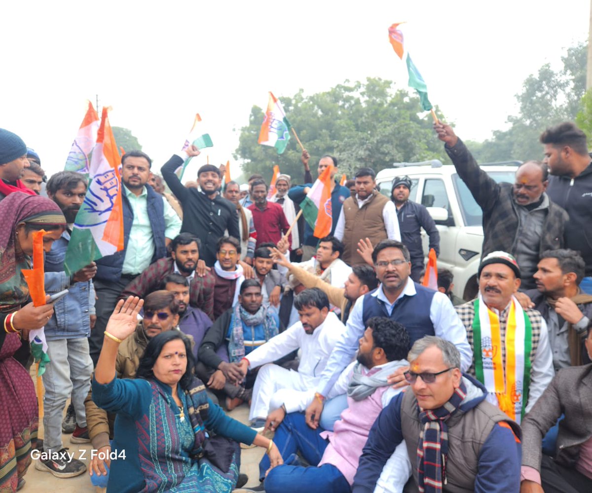 MukeshDhangar_'s tweet photo. मथुरा में आज नेशनल हेराल्ड को लेकर भाजपा कार्यालय का घेराव के दौरान पुलिस से तीखी नोंक झोंक के बाद भी भाजपा कार्यालय का जबरदस्त घेराव किया गया।
@priyankagandhi @RahulGandhi @INCSandesh @INCIndia https://t.co/6oC70nhaZh