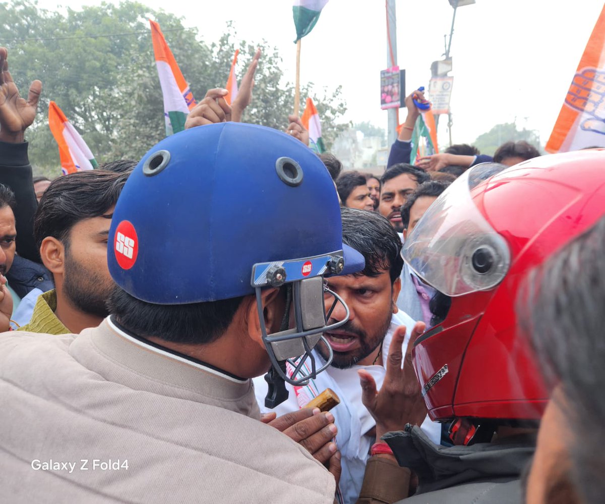 MukeshDhangar_'s tweet photo. मथुरा में आज नेशनल हेराल्ड को लेकर भाजपा कार्यालय का घेराव के दौरान पुलिस से तीखी नोंक झोंक के बाद भी भाजपा कार्यालय का जबरदस्त घेराव किया गया।
@priyankagandhi @RahulGandhi @INCSandesh @INCIndia https://t.co/6oC70nhaZh