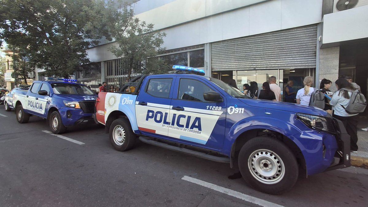 leoguevara80's tweet photo. #URGENTE #AHORA jubilado desesperado se tiró combustible encima y se quiso prender fuego porque no pudo obtener una ayuda económica de Anses "dijo que estaban con una situación económica complicada" Las oficinas estaban repletas de gente. Movil @radiomitrecba. https://t.co/dDVirEYHCs